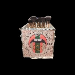 Makeup brushes holder